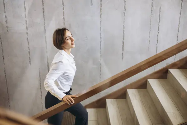 Business Woman Walking Hotel Stairs Her Room — Stock Photo, Image
