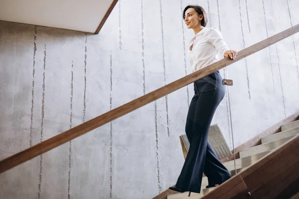 Mulher Negócios Andando Escadas Hotel Para Seu Quarto — Fotografia de Stock