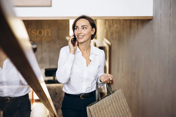 Geschäftsfrau Geht Die Treppe Zum Hotelzimmer Hinauf Und Telefoniert — Stockfoto