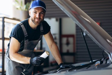 Otomatik mekanik yağ filtresi değiştiriyor
