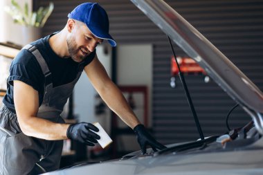 Otomatik mekanik yağ filtresi değiştiriyor