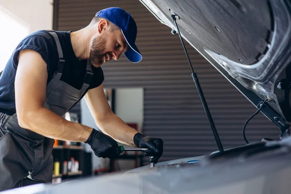 Auto Monteur Werkt Aan Auto Service Garage — Stockfoto