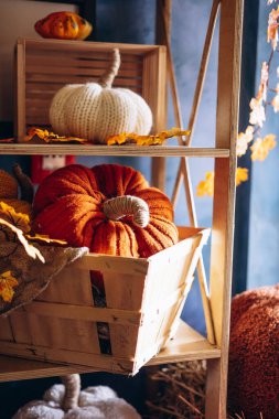 Samanlı, sepetli ve rahat koltuklu balkabağı süslemeleri.