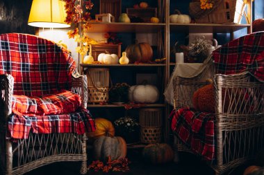 Samanlı, sepetli ve rahat koltuklu balkabağı süslemeleri.