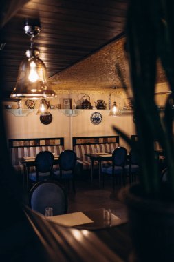 İçinde kimse olmayan rahat bir kafe ve pencerenin yanında bir masa.