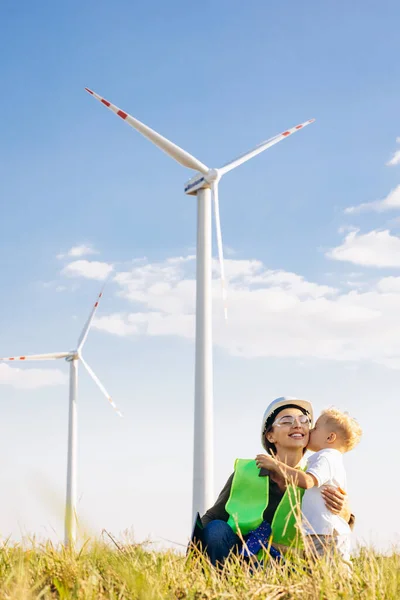 母亲和她的儿子在风力涡轮机旁干活 — 图库照片