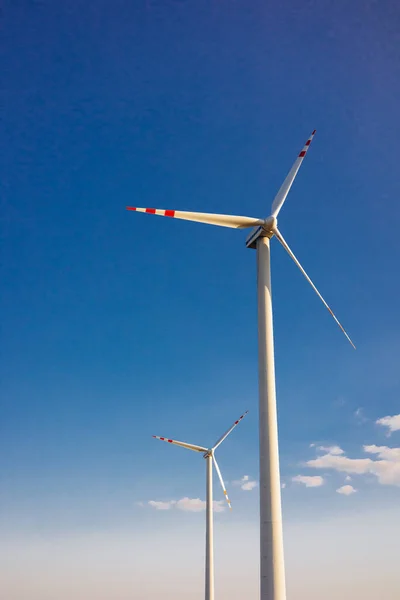 背景为蓝天的风力涡轮机 — 图库照片