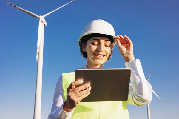 Mulher Trabalhando Tablet Controlando Funcionamento Das Turbinas Eólicas — Fotografia de Stock