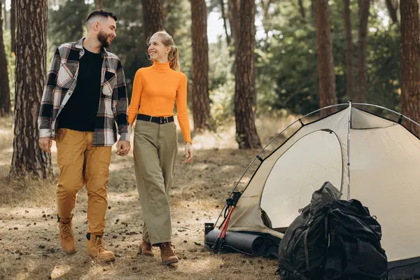 テントで森で一緒に立っているカップル旅行者 — ストック写真