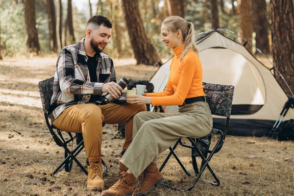 森でテントで紅茶を飲むカップル — ストック写真