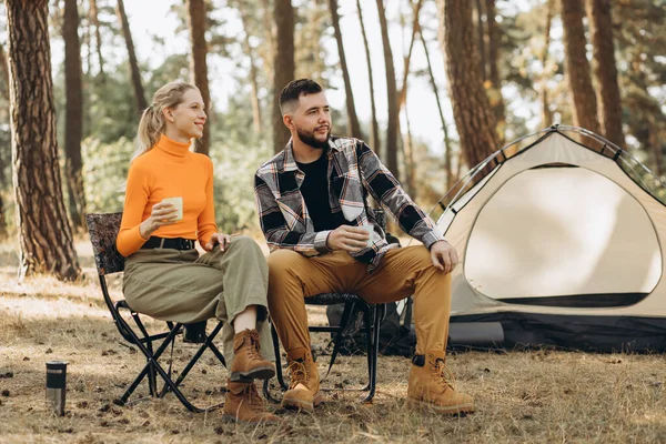森でテントで紅茶を飲むカップル — ストック写真