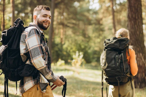 Paar Wandert Mit Taschen Und Spazierstöcken Wald — Stockfoto