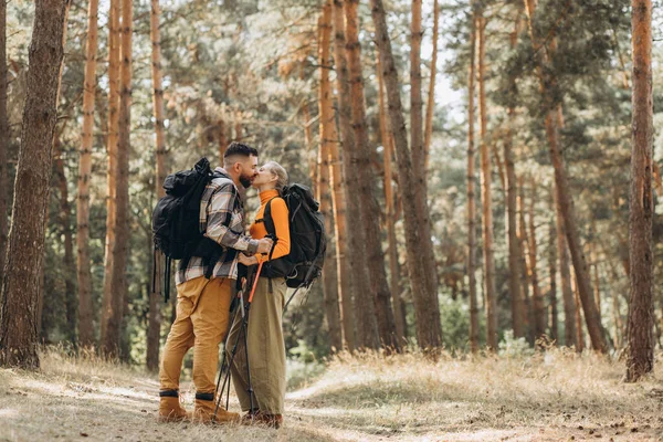Couple Randonnée Avec Sacs Bâtons Marche Forêt — Photo