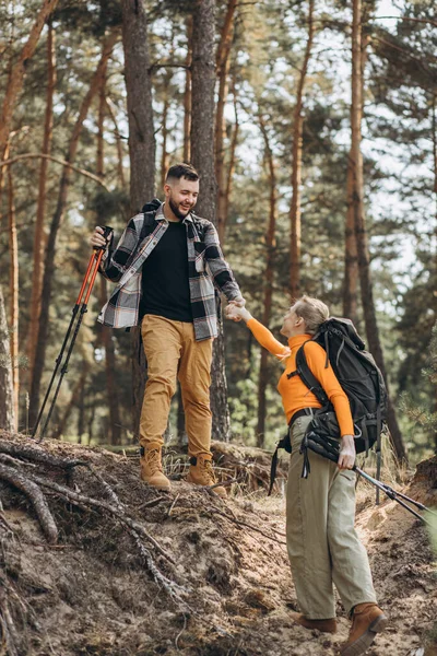 Çantalarla Yürüyüş Yapan Ormanda Yürüyen Çiftler — Stok fotoğraf