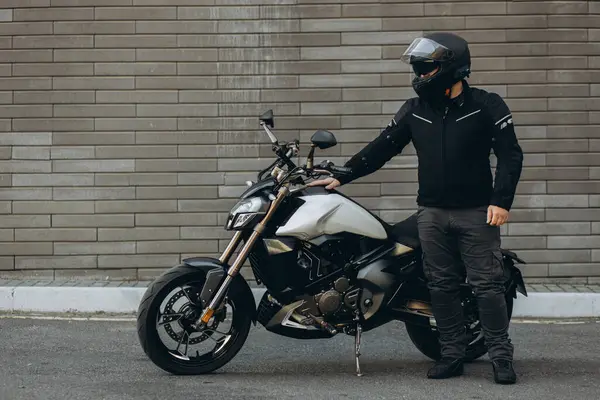 骑摩托车的人站在摩托车旁边 — 图库照片