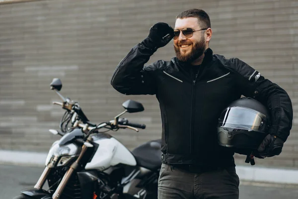 Man Biker Står Vid Sin Motorcykel Håller Sin Hjälm — Stockfoto