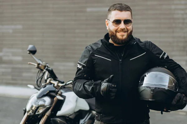 Человек Байкер Стоит Мотоцикла Держа Шлем — стоковое фото