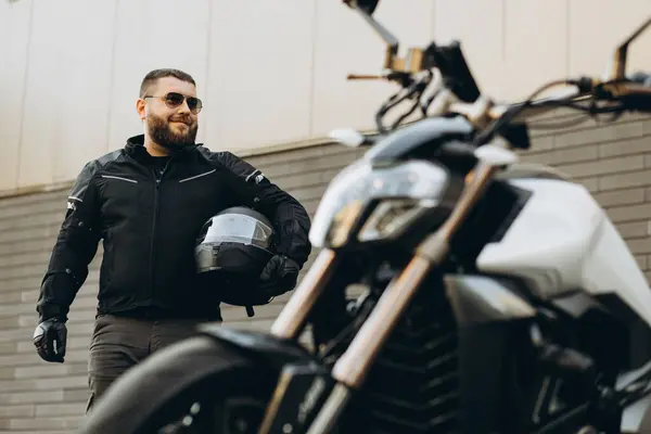 Uomo Motociclista Piedi Vicino Alla Sua Moto Tenendo Casco — Foto Stock