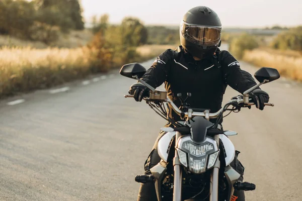 Mann Rast Mit Motorrad Auf Autobahn — Stockfoto