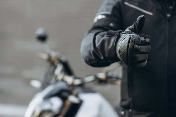 Motosikletinin Yanında Duran Bir Motorcu — Stok fotoğraf