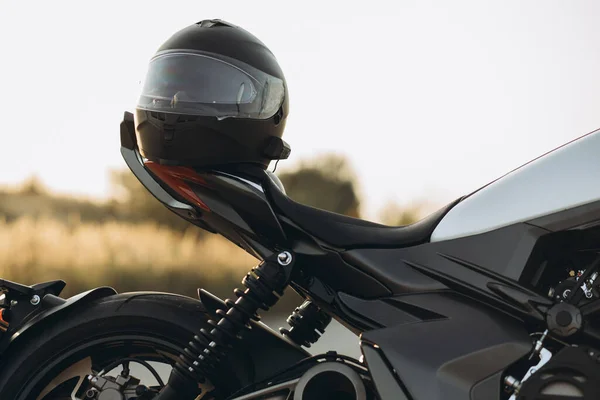 Шлем Висит Мотоцикле Дороге — стоковое фото