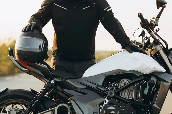 Motosikletli Adam Kaskını Tutuyor — Stok fotoğraf