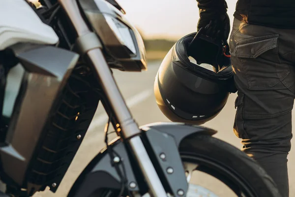 Motosikletli Adam Kaskını Tutuyor — Stok fotoğraf