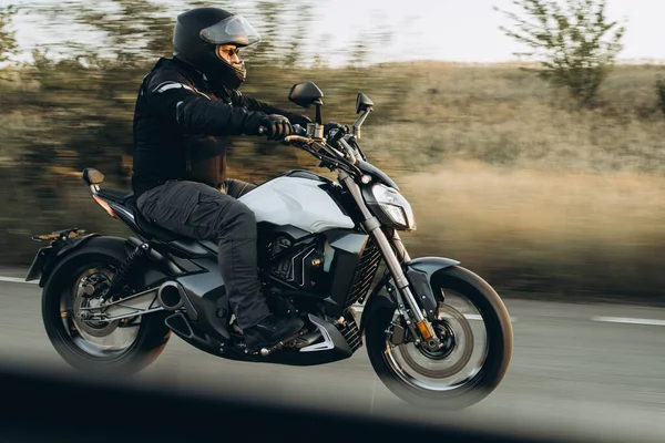 Man Cyklist Rider Sin Motorcykel Motorvägen — Stockfoto