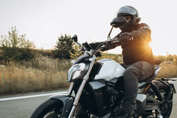 Uomo Motociclista Sella Alla Sua Moto Autostrada — Foto Stock