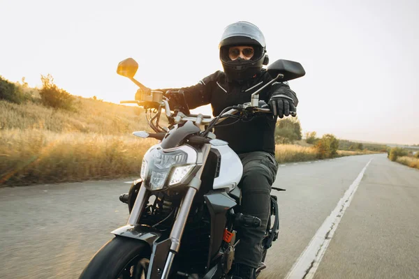 Mann Rast Mit Motorrad Auf Autobahn — Stockfoto