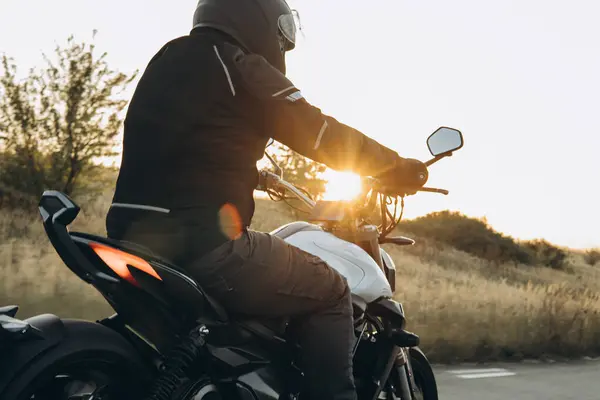 Motosikletli Bir Adam Otoyolda — Stok fotoğraf
