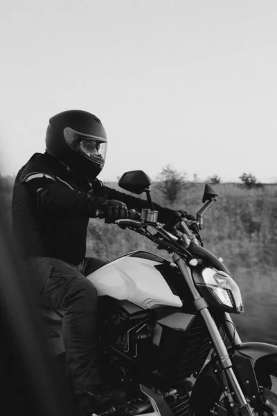 Uomo Motociclista Sella Alla Sua Moto Autostrada — Foto Stock