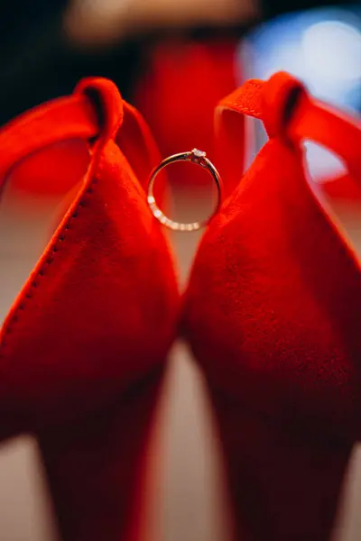 Kırmızı Ayakkabılar Nikah Yüzüğüyle Kapanır — Stok fotoğraf