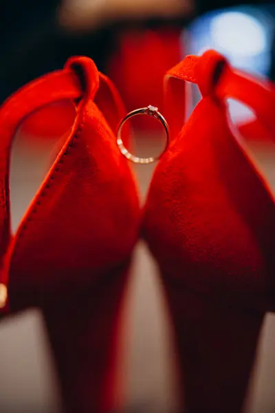 Sapatos Vermelhos Fechar Com Anel Casamento — Fotografia de Stock