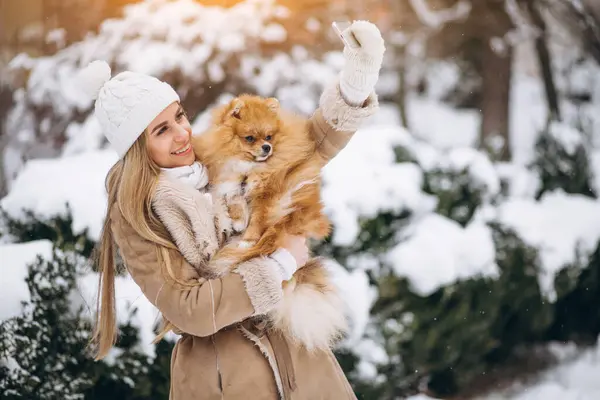 Kvinna Gör Selfie Med Hund Vintern — Stockfoto