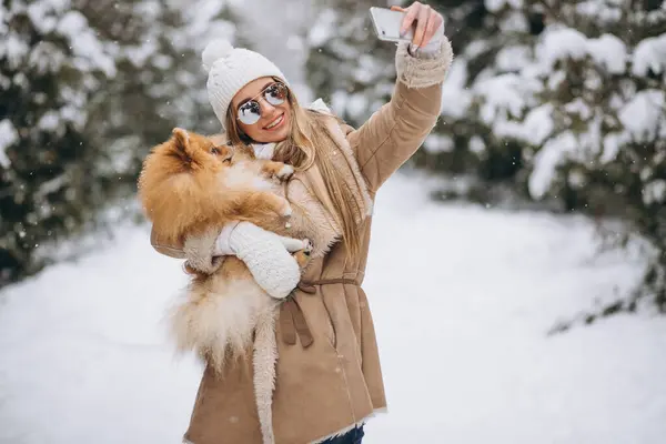 Kobieta Robi Selfie Psem Zimie — Zdjęcie stockowe
