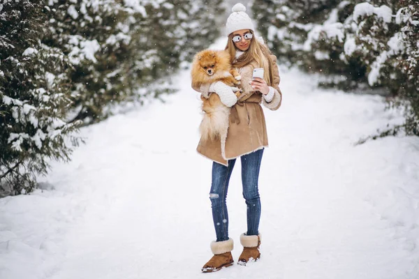 Kutyával Telefonnal Télen — Stock Fotó
