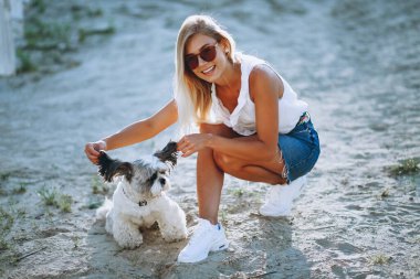 Köpeğiyle tatile çıkmış bir kadın.