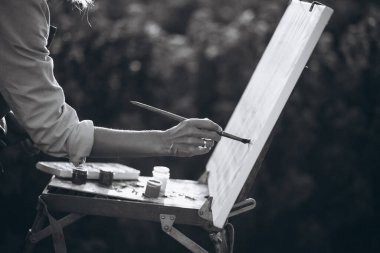 Fırçalı bir sanatçının elleri