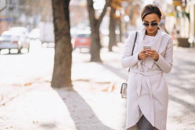 Telefon kullanan bir iş kadını