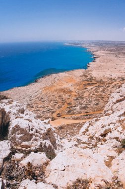Dağın tepesinden deniz manzarası