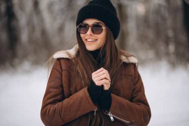 wnter Park 'ta poz veren kız model.