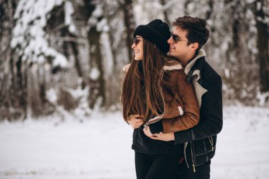 Sevgililer Günü'nde kış ormanda çift