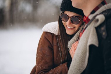 Sevgililer Günü'nde kış ormanda çift