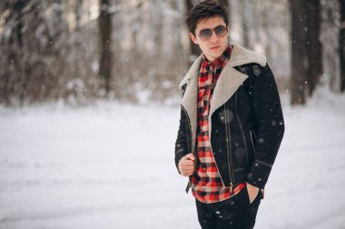 İnsan modeli kış ormanında poz veriyor