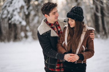 Sevgililer Günü'nde kış ormanda çift