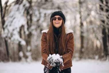 Elleri karlı kadın dışarıda.