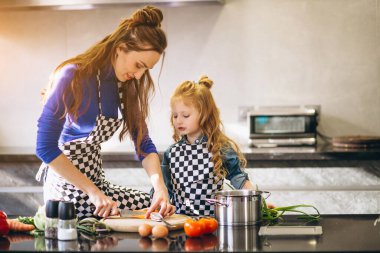 Anne ve kızı evde yemek
