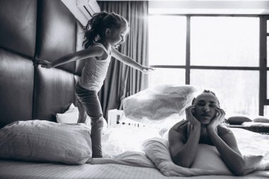 Anne ve kızı oynuyor.