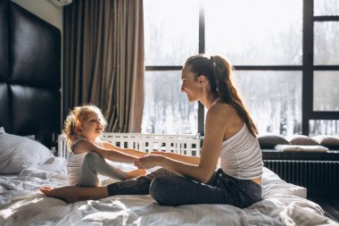 Anne ve kızı oynuyor.